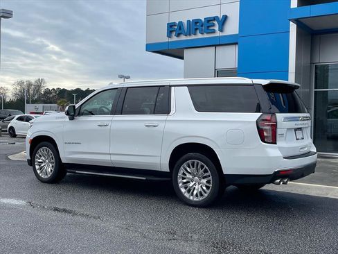 Used 2023 Chevrolet Suburban High Country image 3