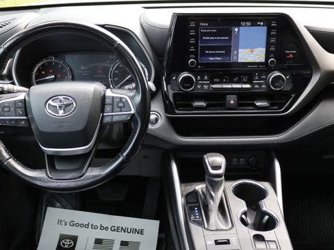 Used 2022 Toyota Highlander XLE AWD/4WD image 32