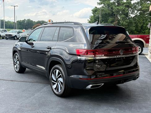 Used 2024 Volkswagen Atlas SE w/ Panoramic Sunroof Package FWD image 3