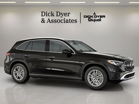 Used 2025 Mercedes-Benz GLC 300 image 2