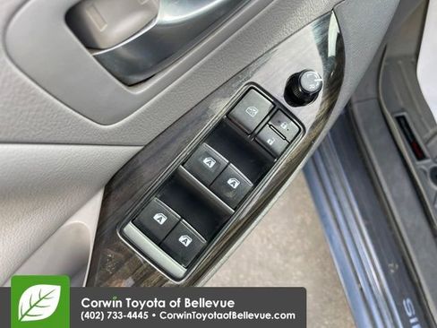 Used 2015 Toyota Sienna L image 11