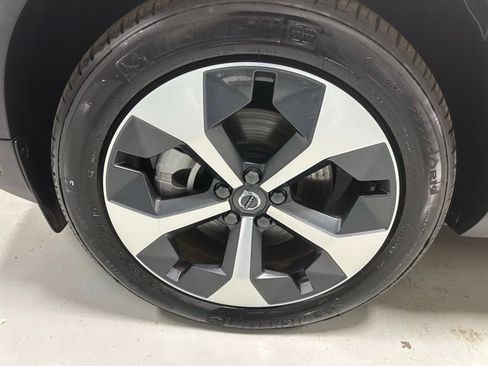 Used 2025 Volvo XC40 B5 Plus AWD/4WD image 6