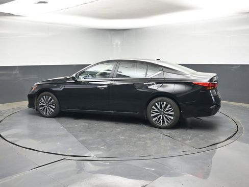 Used 2025 Nissan Altima 2.5 SV image 3