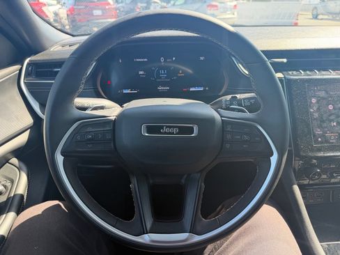 Used 2025 Jeep Grand Cherokee Altitude AWD/4WD image 6