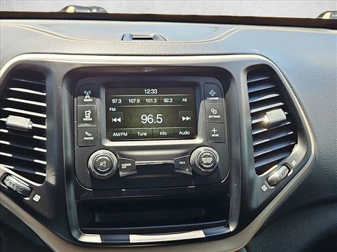 Used 2016 Jeep Cherokee Sport FWD image 13