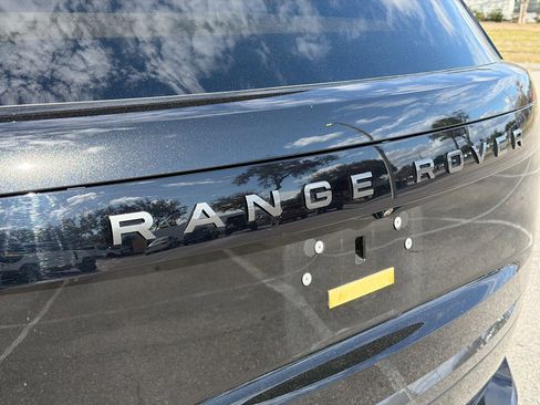 Used 2025 Land Rover Range Rover SE image 11