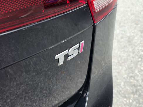 Used 2018 Volkswagen Tiguan SEL Premium image 9