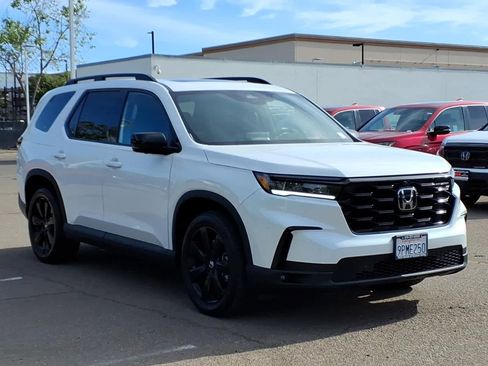 Certified 2025 Honda Pilot Black Edition image 3