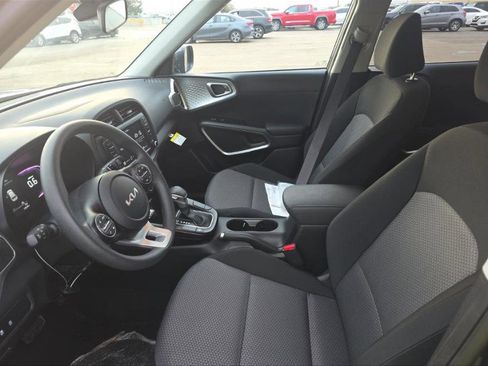 Used 2025 Kia Soul LX w/ LX Technology Package FWD image 3