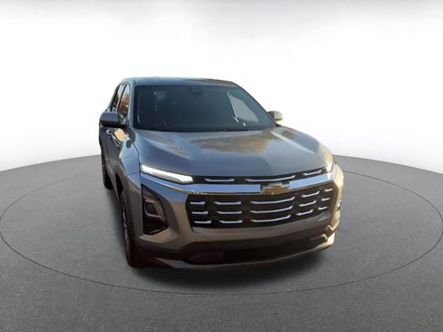 Used 2025 Chevrolet Equinox LT image 3