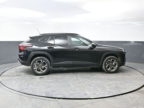 Used 2025 Chevrolet Trax LT image 3