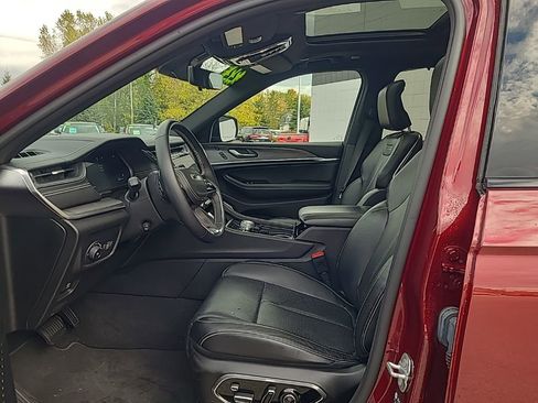 Used 2022 Jeep Grand Cherokee Overland w/ Luxury Tech Group IV image 10