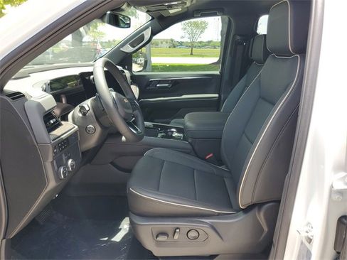 New 2025 Chevrolet Suburban Premier image 9