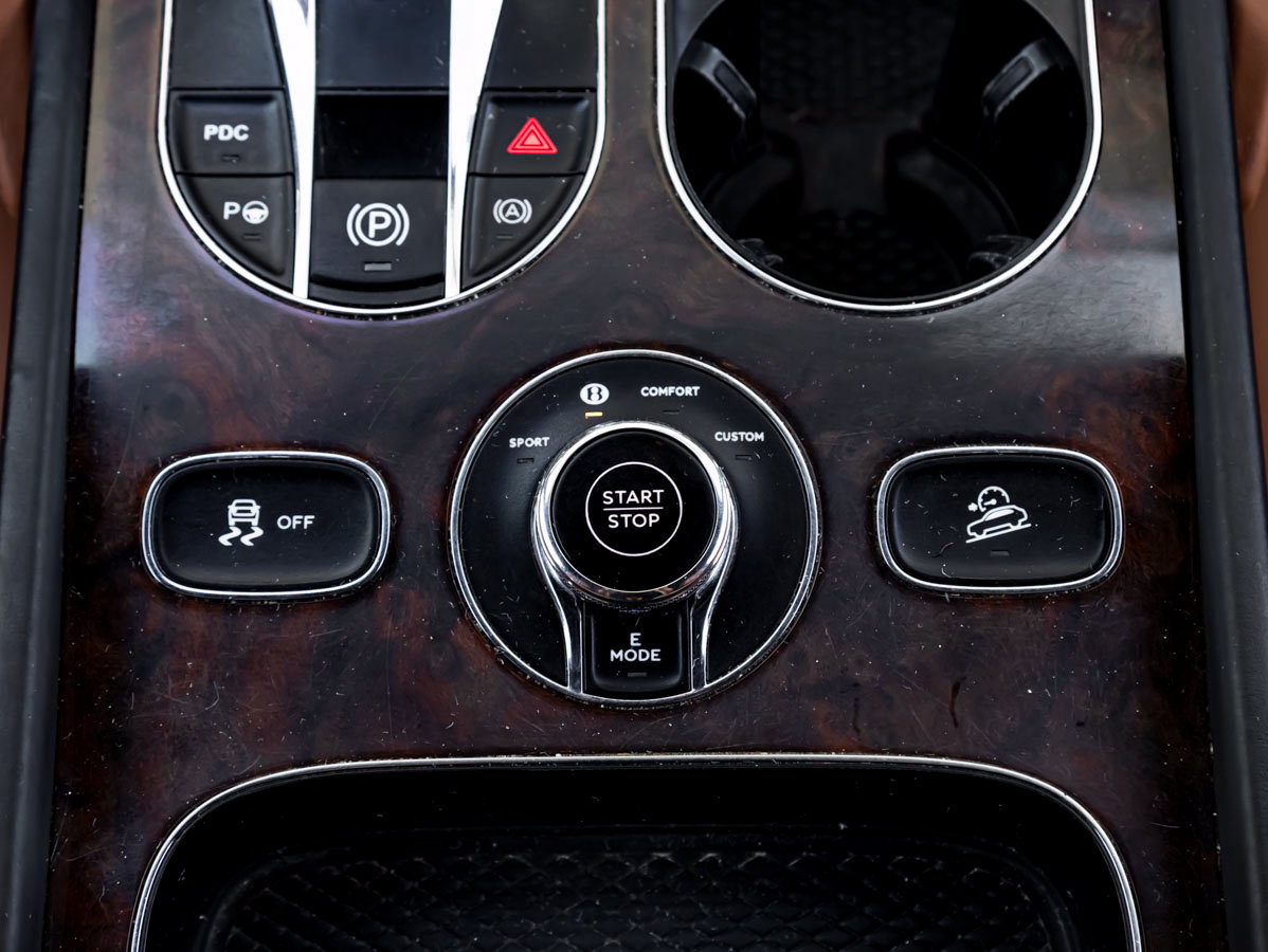 Used 2023 Bentley Bentayga Plug-In Hybrid AWD/4WD image 29