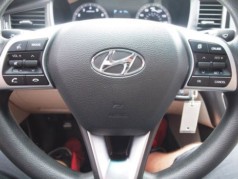 Used 2019 Hyundai Sonata SE w/ Cargo Package FWD image 9