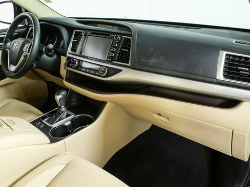 Used 2018 Toyota Highlander XLE FWD image 23