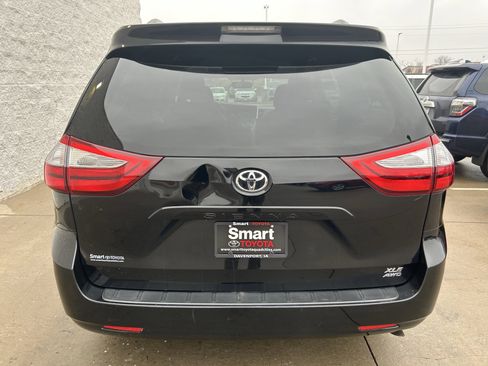 Used 2017 Toyota Sienna XLE image 5