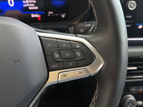 Used 2023 Volkswagen Taos SE w/ Panoramic Sunroof Package FWD image 25