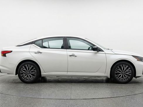 Used 2025 Nissan Altima 2.5 SV image 11