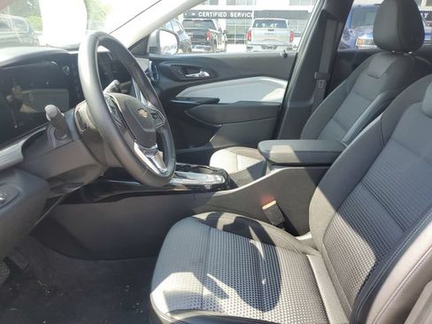 Used 2025 Chevrolet Trax LT w/ LT Convenience Package FWD image 16