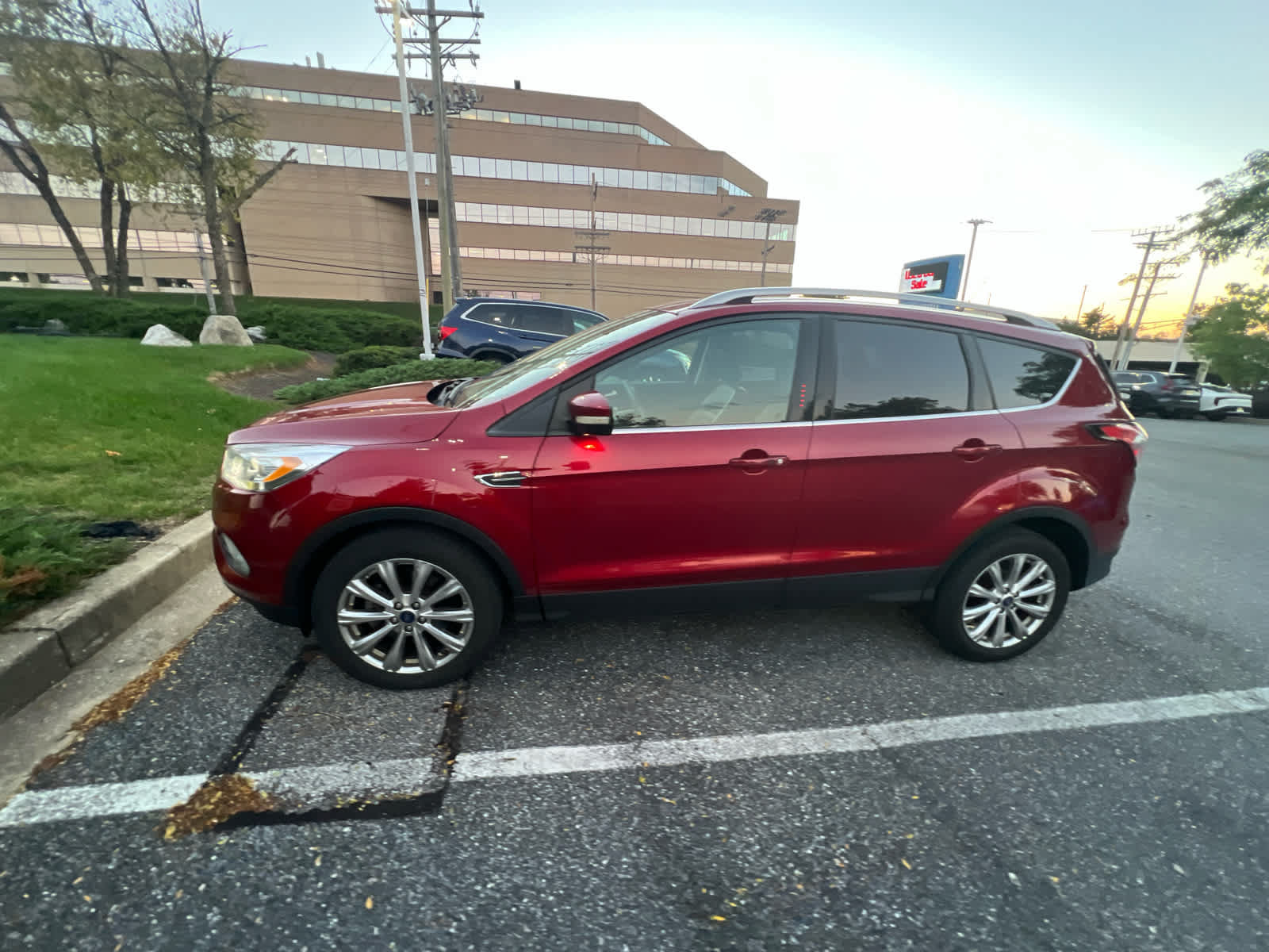 Used 2018 Ford Escape Titanium AWD/4WD image 2