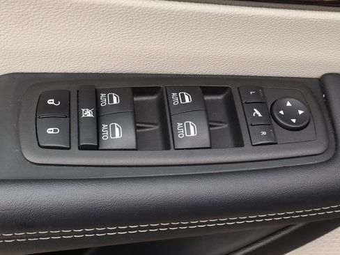 Used 2023 Chrysler Pacifica Limited image 14