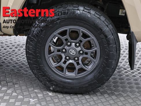 Used 2018 Toyota Tacoma SR5 AWD/4WD image 31