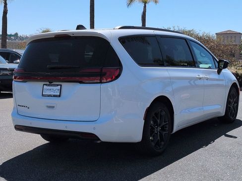 New 2026 Chrysler Pacifica Select image 5