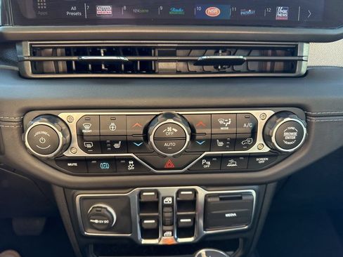 Used 2025 Jeep Wrangler Unlimited Sahara w/ Safety Group AWD/4WD image 17