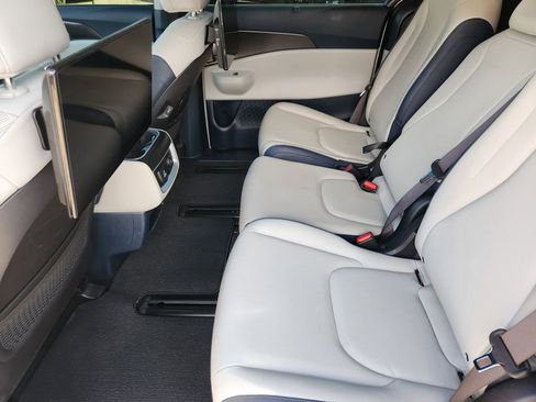 Certified 2025 Kia Carnival SX image 29