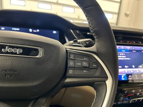 Used 2024 Jeep Grand Cherokee Limited w/ Luxury Tech Group II image 21