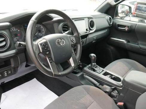 Used 2018 Toyota Tacoma TRD Off-Road w/ Technology Package AWD/4WD image 15