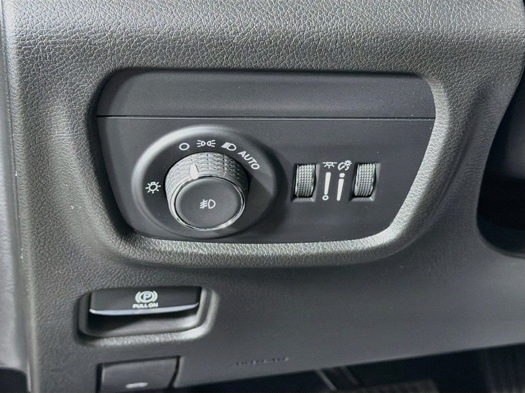 Used 2023 Jeep Grand Cherokee Overland AWD/4WD image 10