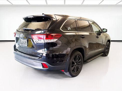 Used 2019 Toyota Highlander SE FWD image 4