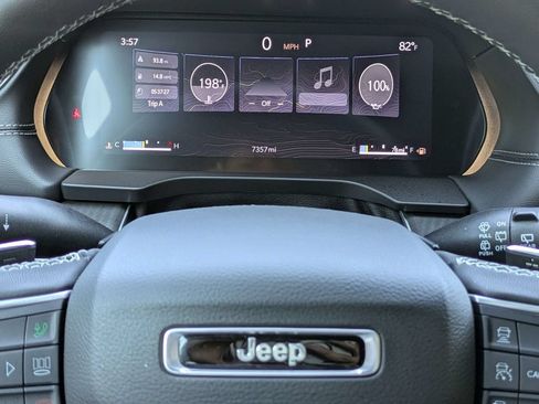 Used 2025 Jeep Grand Cherokee Altitude AWD/4WD image 29