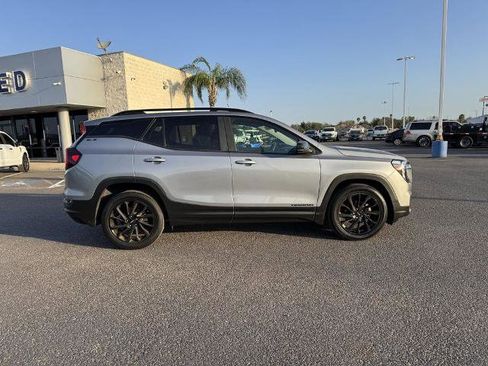 Used 2024 GMC Terrain SLE w/ Driver Convenience Package image 2