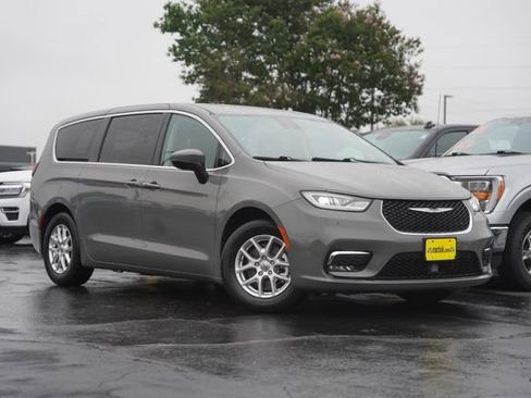 Used 2023 Chrysler Pacifica Touring-L FWD image 2