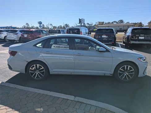 Used 2025 Volkswagen Jetta SE image 7