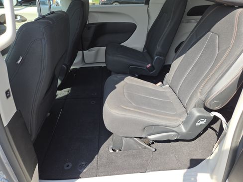 Used 2017 Chrysler Pacifica Touring w/ Tire & Wheel Group FWD image 9