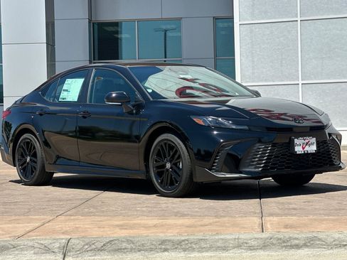 New 2026 Toyota Camry SE w/ Convenience Package FWD image 2