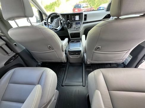 Used 2020 Toyota Sienna XLE w/ XLE Navigation Package AWD/4WD image 17