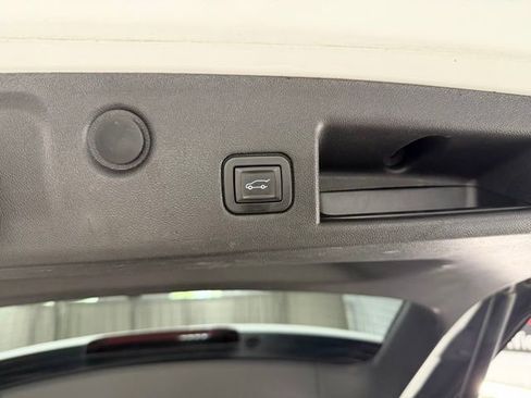 Used 2020 Chevrolet Equinox LT w/ Driver Convenience Package AWD/4WD image 10