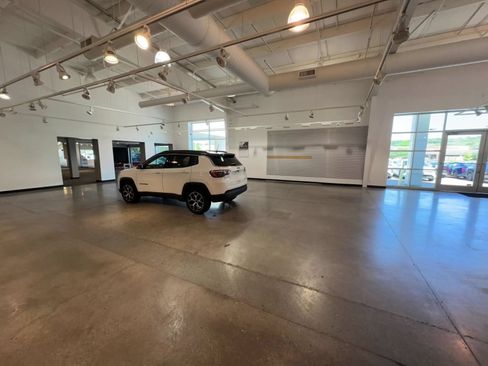 Used 2025 Jeep Compass Limited AWD/4WD image 11