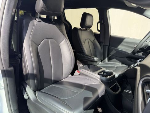 Used 2025 Chrysler Pacifica Select image 32