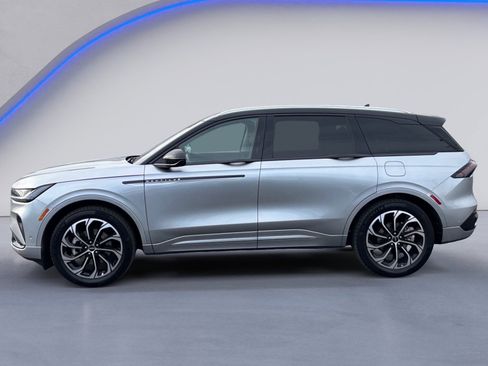 Used 2024 Lincoln Nautilus Reserve image 12