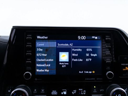 Used 2021 Toyota Highlander XLE AWD/4WD image 8
