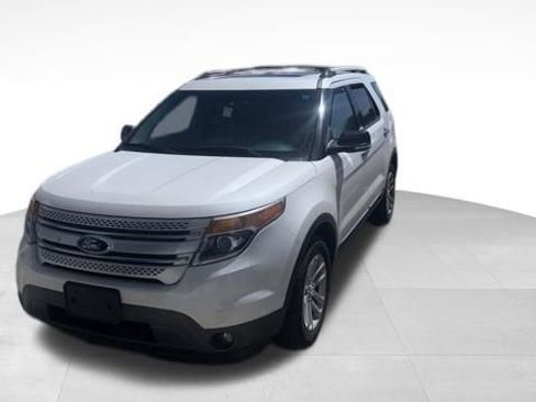 Used 2015 Ford Explorer XLT w/ Equipment Group 202B AWD/4WD image 3