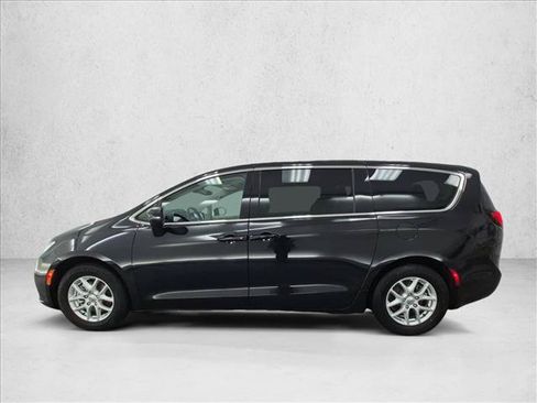 Used 2023 Chrysler Pacifica Touring-L FWD image 9