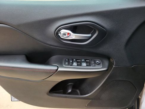 Used 2019 Jeep Cherokee Trailhawk AWD/4WD image 14