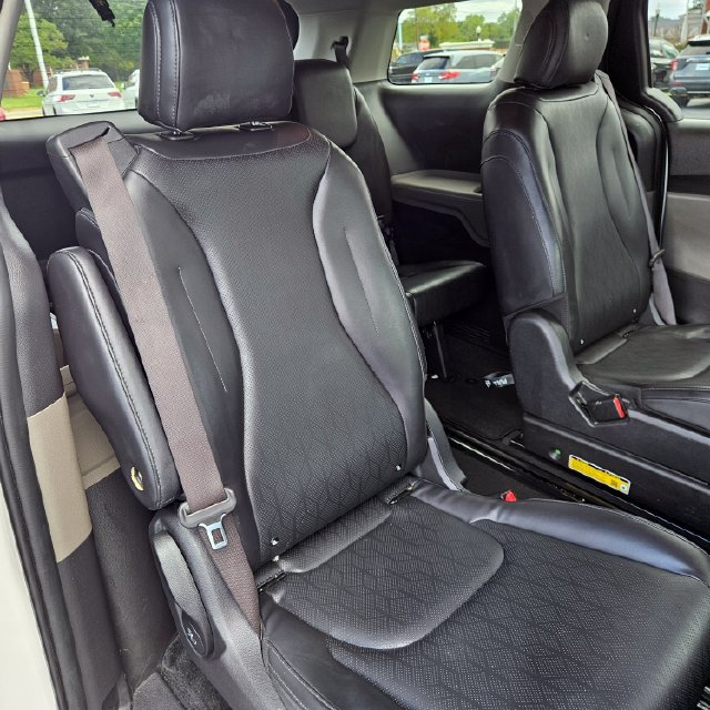 Used 2025 Kia Carnival FWD image 19
